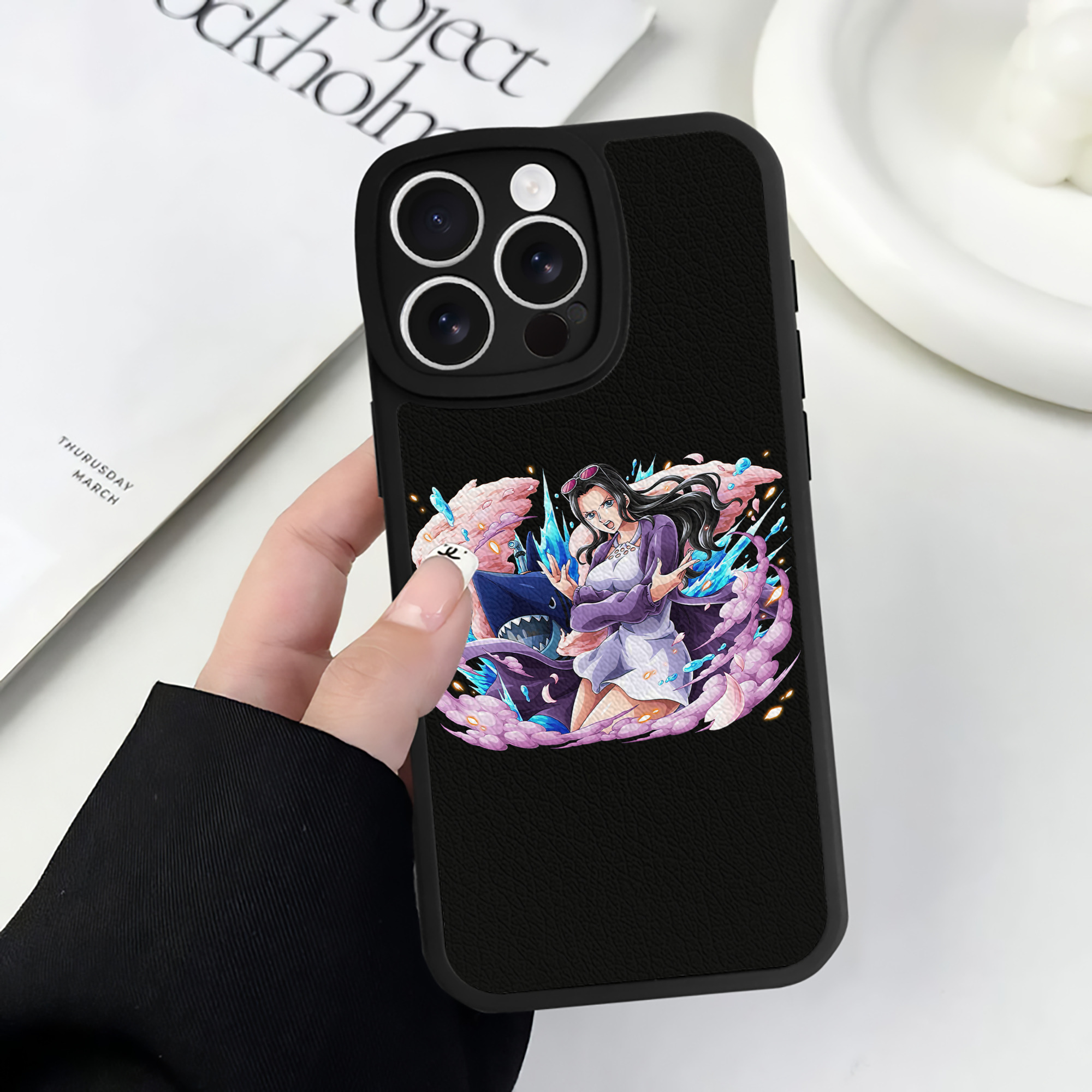 （画像用） ワンピース ニコ・ロビン ONE PIECE Nico Robin 【iPhone 16シリーズ対応】シリコンスマホケース（レザー調） 材質：シリコン